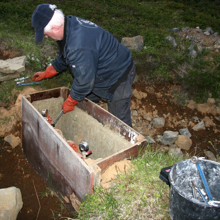 Unnið við þrýstijafnara á Hvammsheiði