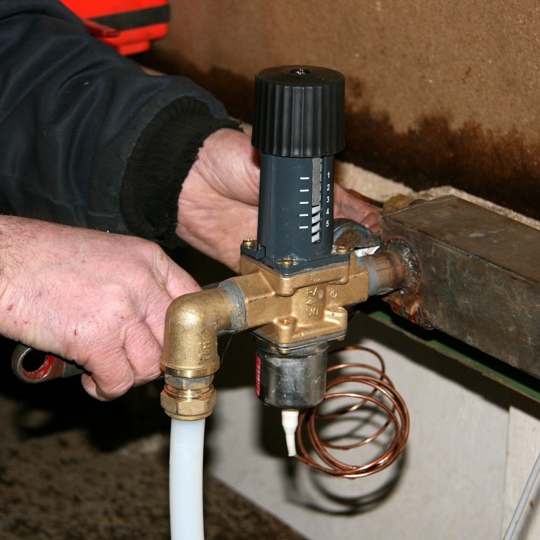 Unnið að rannsóknum á vatninu í Keldunesborholu