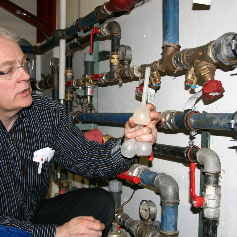 Starfsmaður ÍSOR tekur vatnssýni í Orkustöð vegna efnavöktunar og vinnslueftirlits