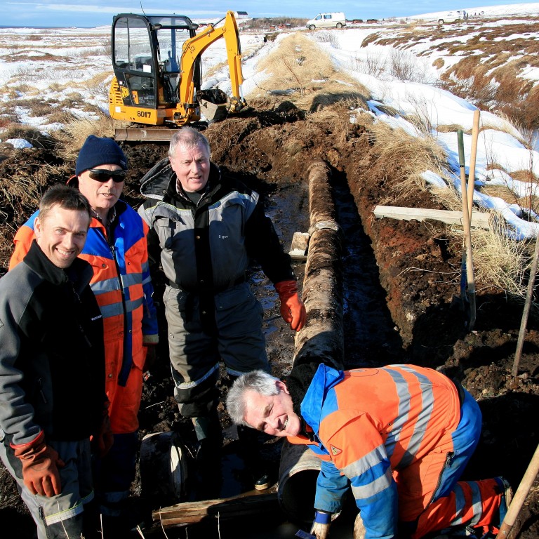 Starfsmenn OH við viðgerð