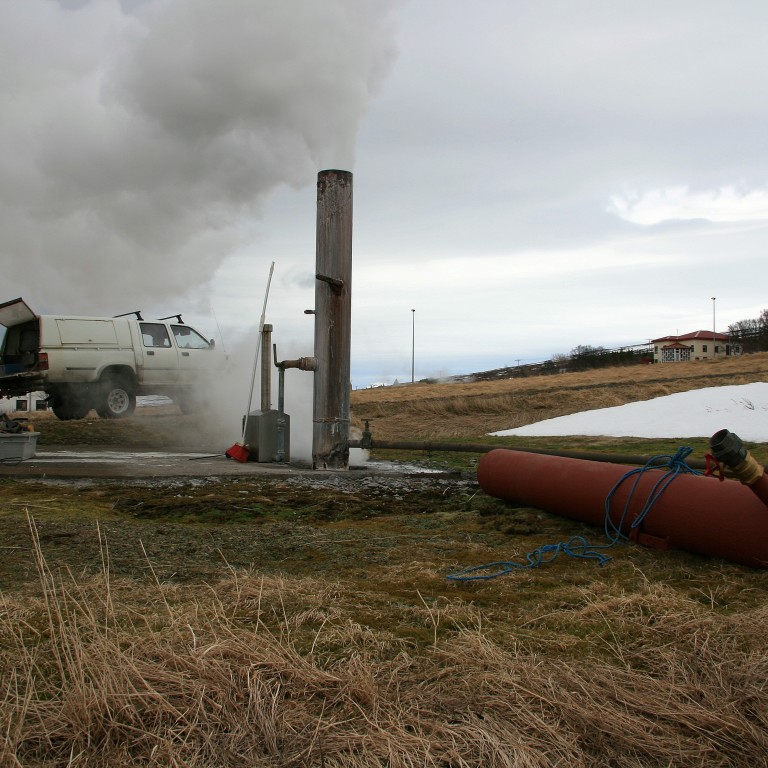 Unnið að endurnýjun blástursrörs við Uxahver