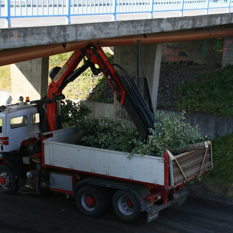 Ekið á hitaveitustofnlögn undir Búðarárbrúnni