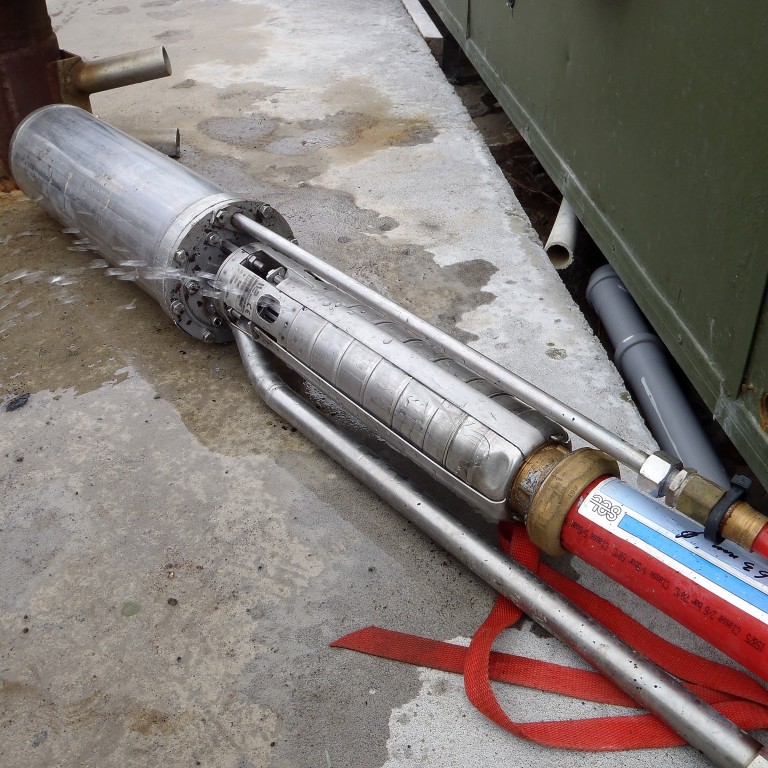 Unnið við nýja dælu á Höfða