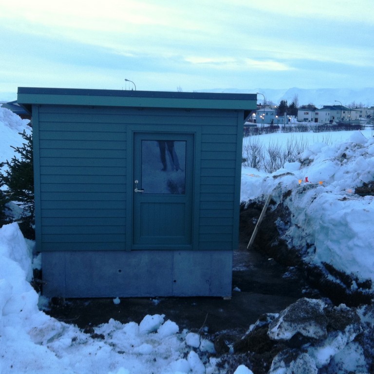 Nýtt dæluhús yfir búnað og holu HU-03 í Auðbrekku. Vatnið er nýtt í snjóbræðslu á gervigrasvelli.