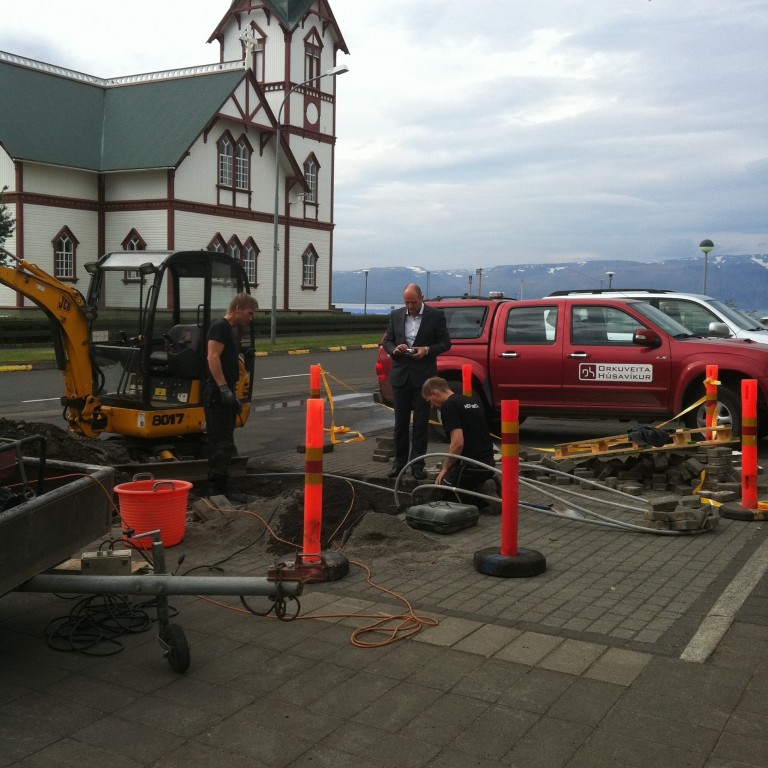 Unnið við bilun á ferskvatnslögn fyrir framan Íslandsbanka