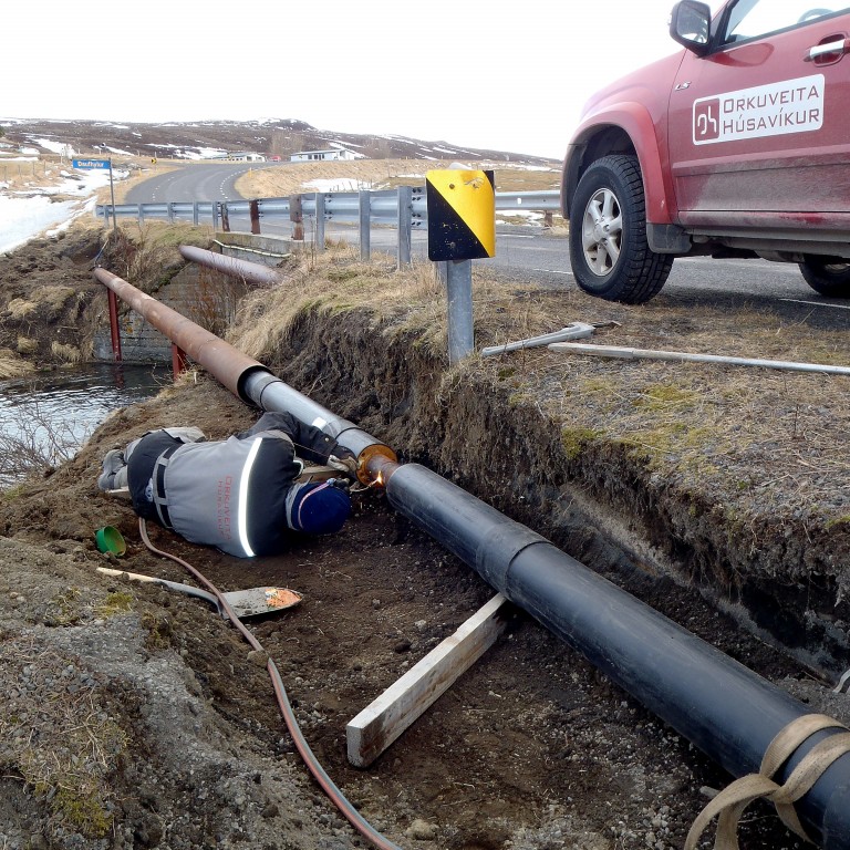 Vinna við endurnýjun á lögn við Hólmavað