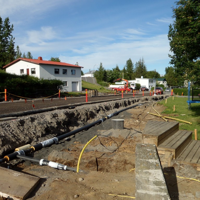 Unnið að endurnýjun stofnlagna fyrir heitt og kalt vatn á Fossvöllum sumar 2012