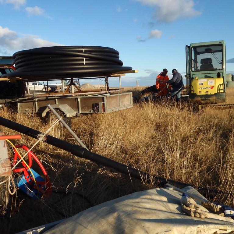 Unnið að lagningu nýrrar vatnsveitu frá Hrísmóum að Fákatröð