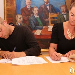 Mynd af vef 640.is frá undirskrift verksamnings milli OH og vinnuvéla Eyþórs vegna framkvæmda fráveitu í Árgili