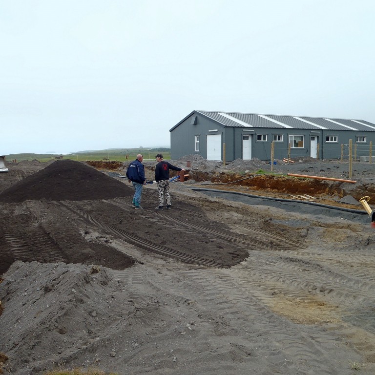 Frá vinnu í Fákatröð við Saltvík, þar hefur OH lagt nýtt stofnkerfi hita-, vatns- og fráveitu